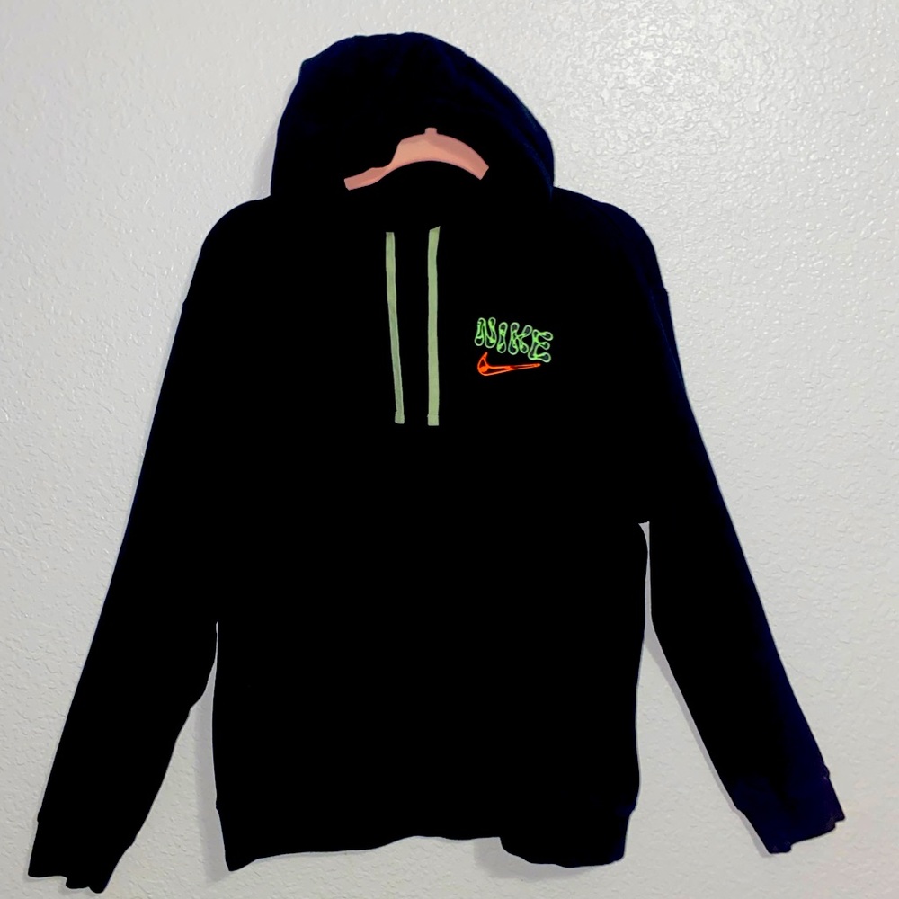 BLACK NIKE HOODIE WITH UNIQUE DESIGN